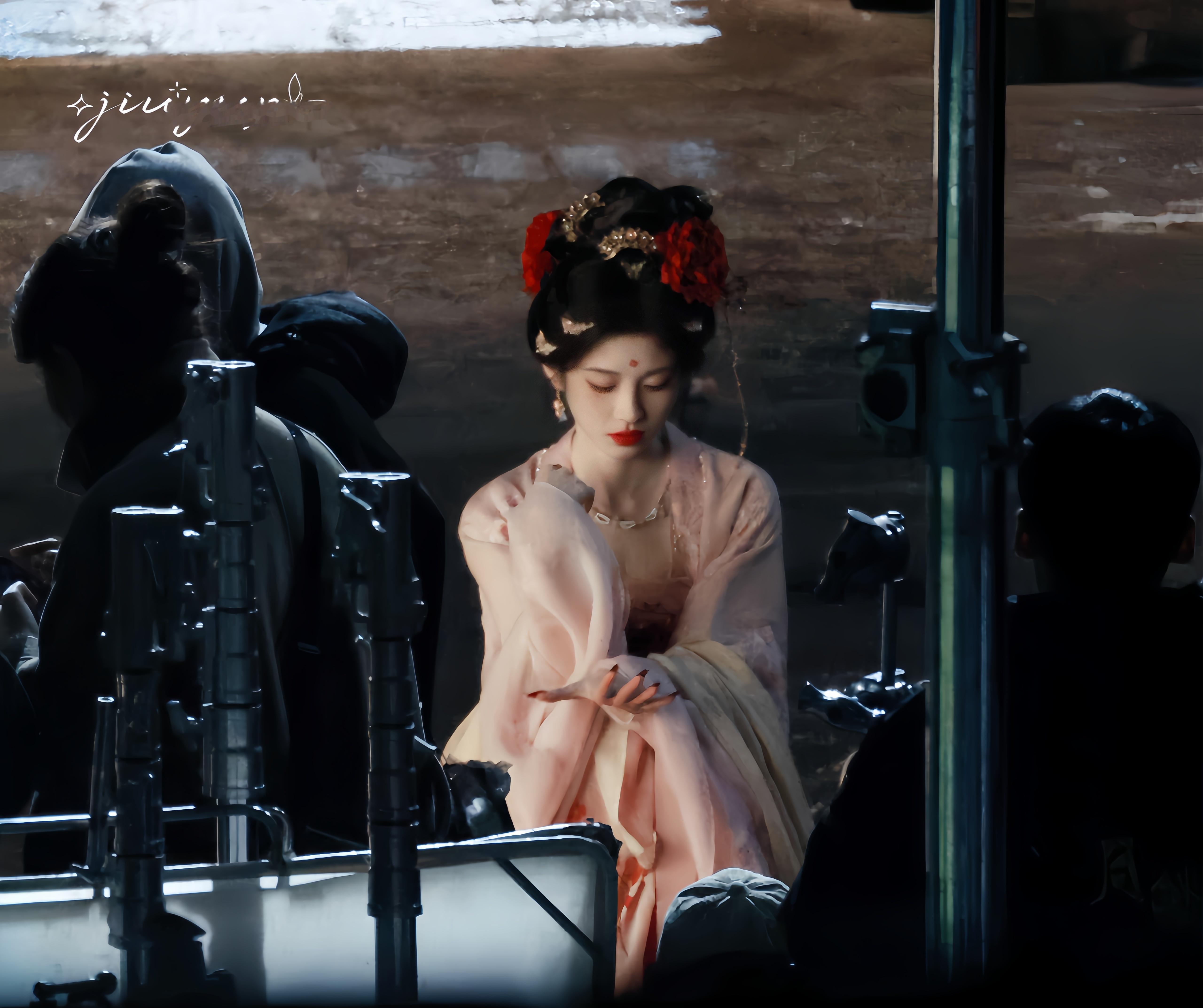 “谁家小狐狸在看自己的小爪爪”鞠婧祎鞠婧祎露芜衣