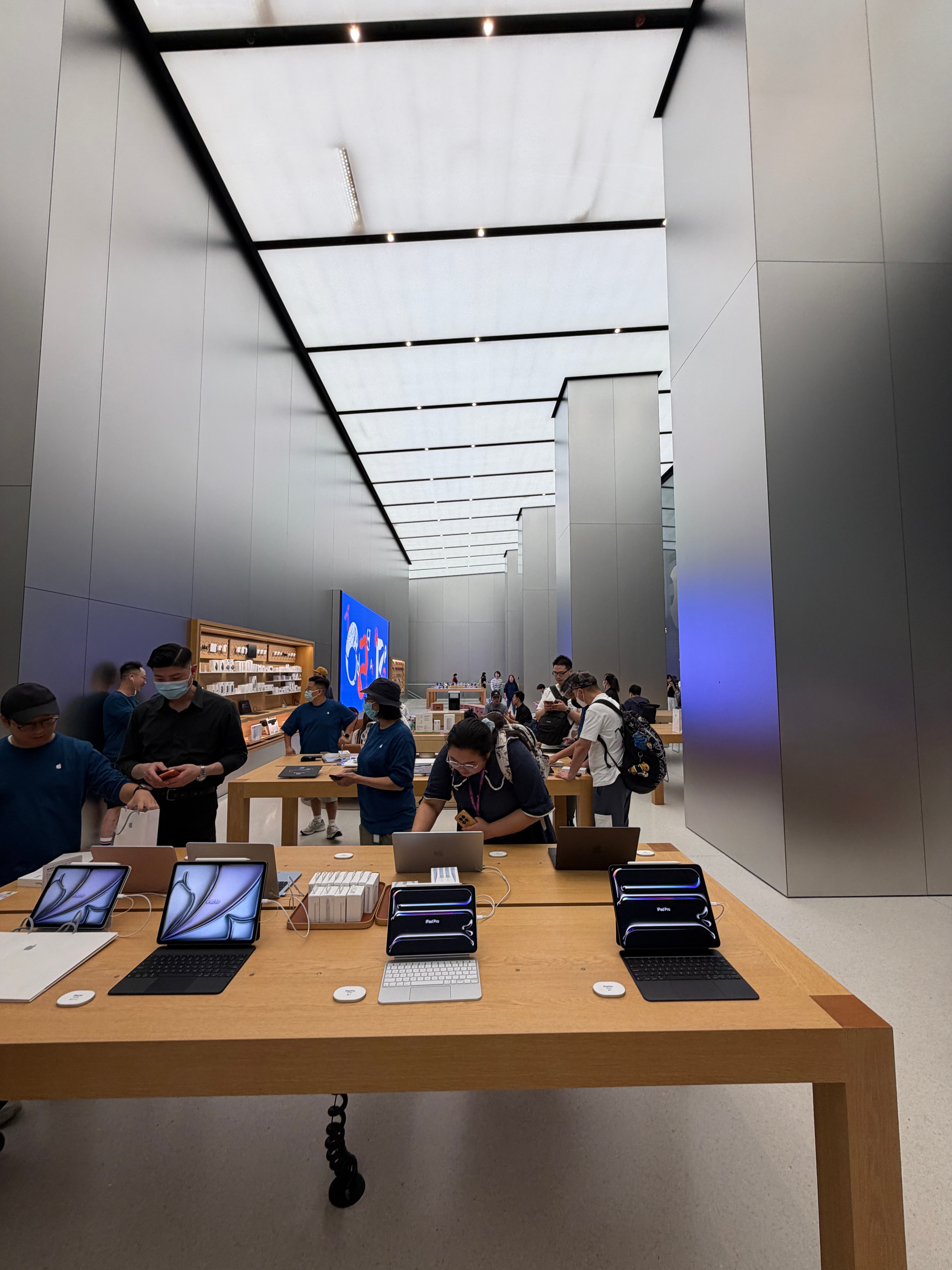 这都几点了还有这么多人排队我朋友门口加了300港币买了iPhone 18 Pro