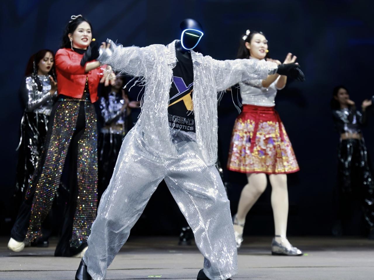 今夜春晚最震撼我的，不是歌舞，不是小品，而是满场的中国机器人。
 
今年的春晚，