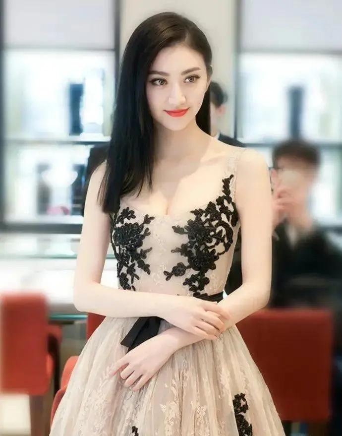 景甜的肤色是怎么做到那么白的？我每次看到她，都觉得她白到发光，简直就是行走的日光