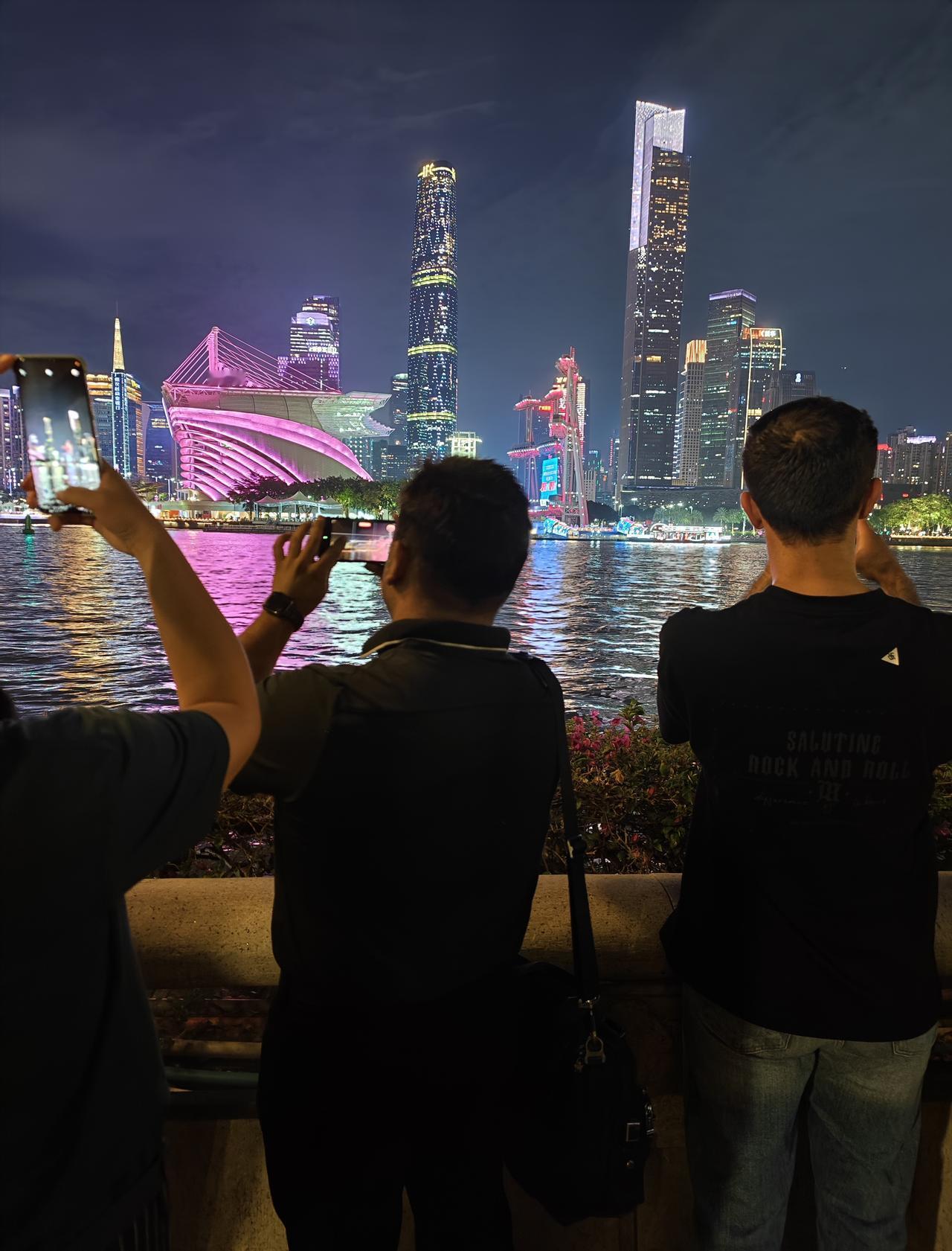 这次去广交会真闹心，第一天虽然人多，合作工厂说收了30多张名片，但到了第二天自己