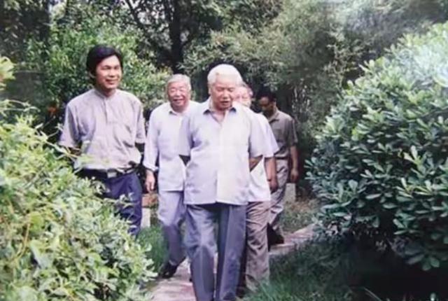 1982年，时任湖北省委副书记兼省委组织部部长的沈因洛同志到荆门市屈家岭管理区五
