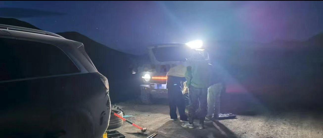 问界M9 又又又立大功了！近期，一位问界M9车主在德令海无人区旅行时突遇爆胎，在