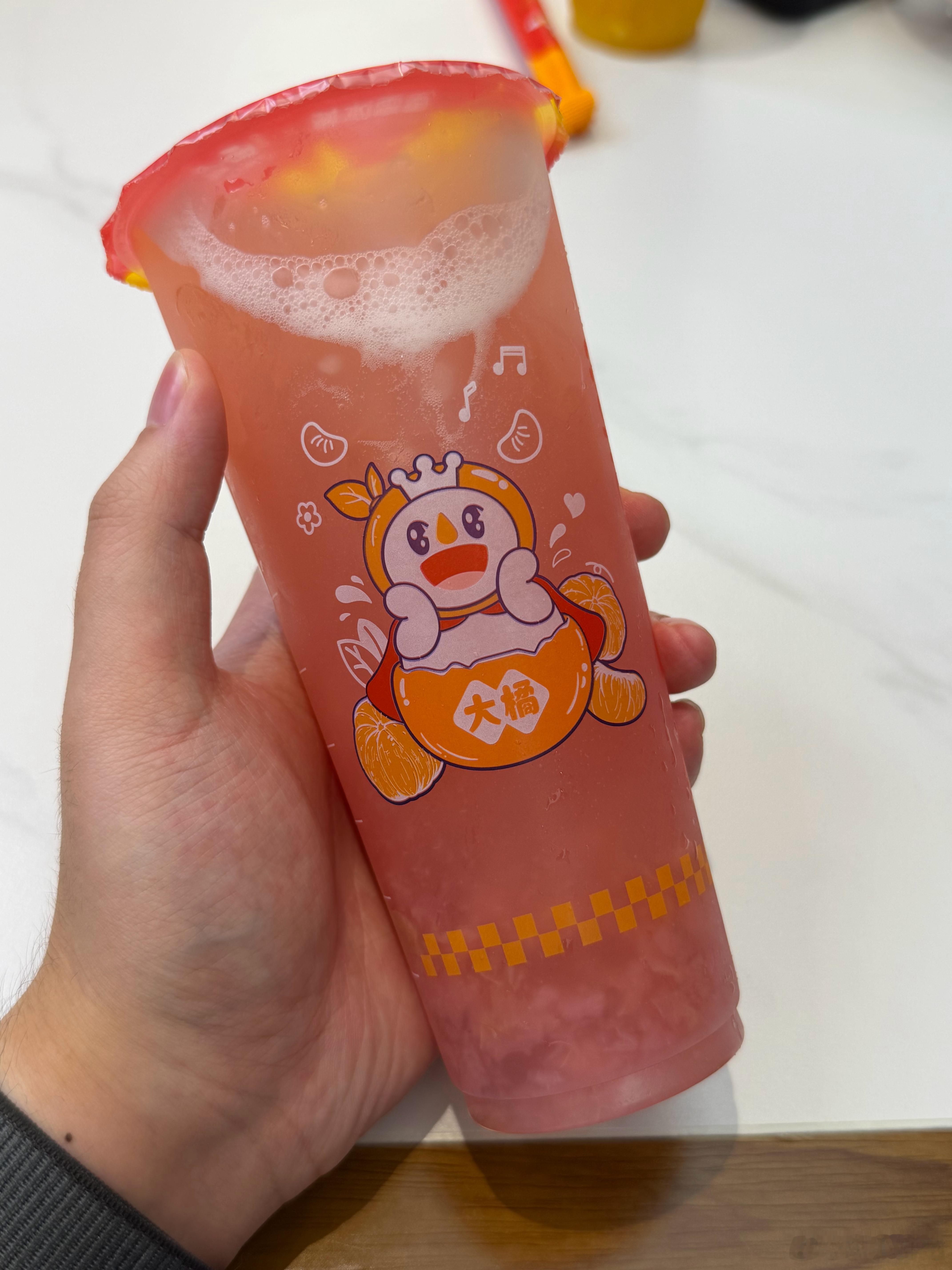喝一个大佬同款的蜜桃四季春，黄仁勋这波流量被蜜雪接住了