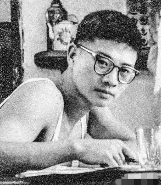 他是我国著名的作家和编剧，在内蒙古工作期间，因面临审查与处罚风险，通过伪造公章、