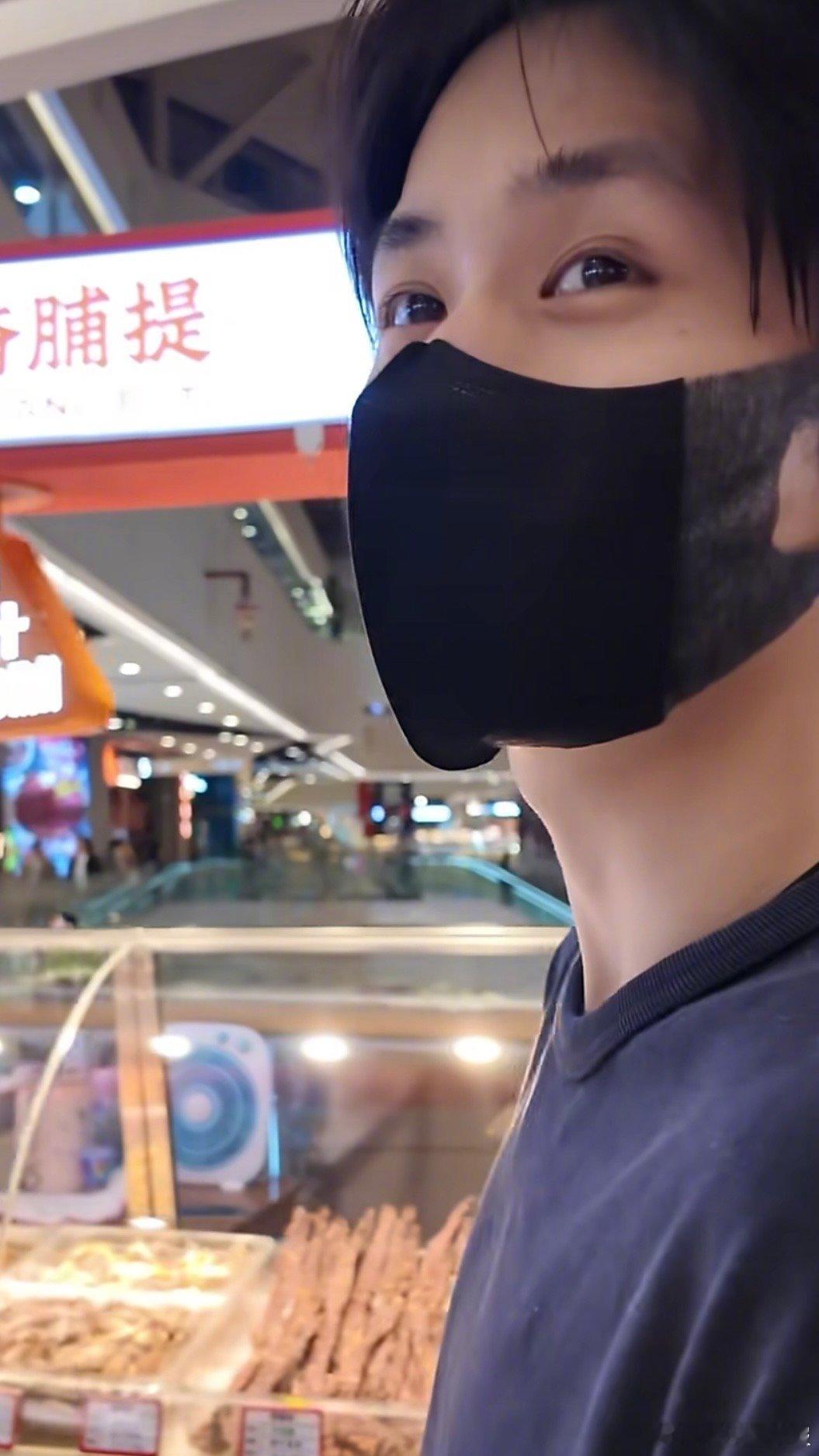 徐振轩 说我戴口罩挺帅是骂人了 徐振轩vlog出现神吐槽！被夸戴口罩颜值在线，本