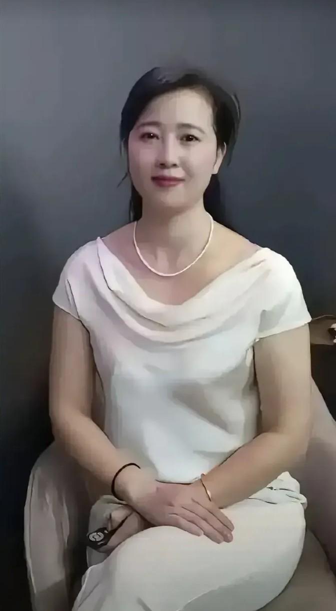 这人看着吧，有的人说他四十往上，五十往下，也有人说看着年轻，其实奔六十去了。我个