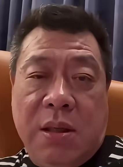 孙老师终于发视频报平安了
本来大家揪着的心刚放下
可视频里的
画面又让不少人跟着