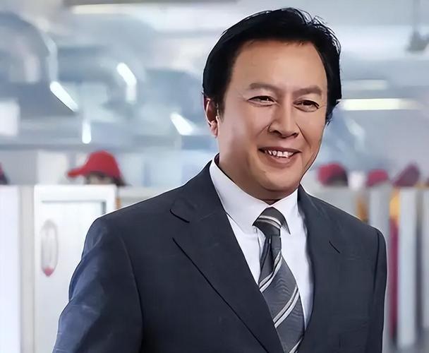 唐国强新播客《丞相还挺忙》放出预告片段，瞬间登上热搜。74岁的唐国强与24岁嘉宾
