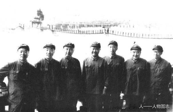 一九七八年六月，陈再道与钱学森(左三)在都江堰。