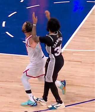 🏀争议判罚引爆总决赛！NBA总决赛G3，马刺115比111击败尼克斯，将系列赛
