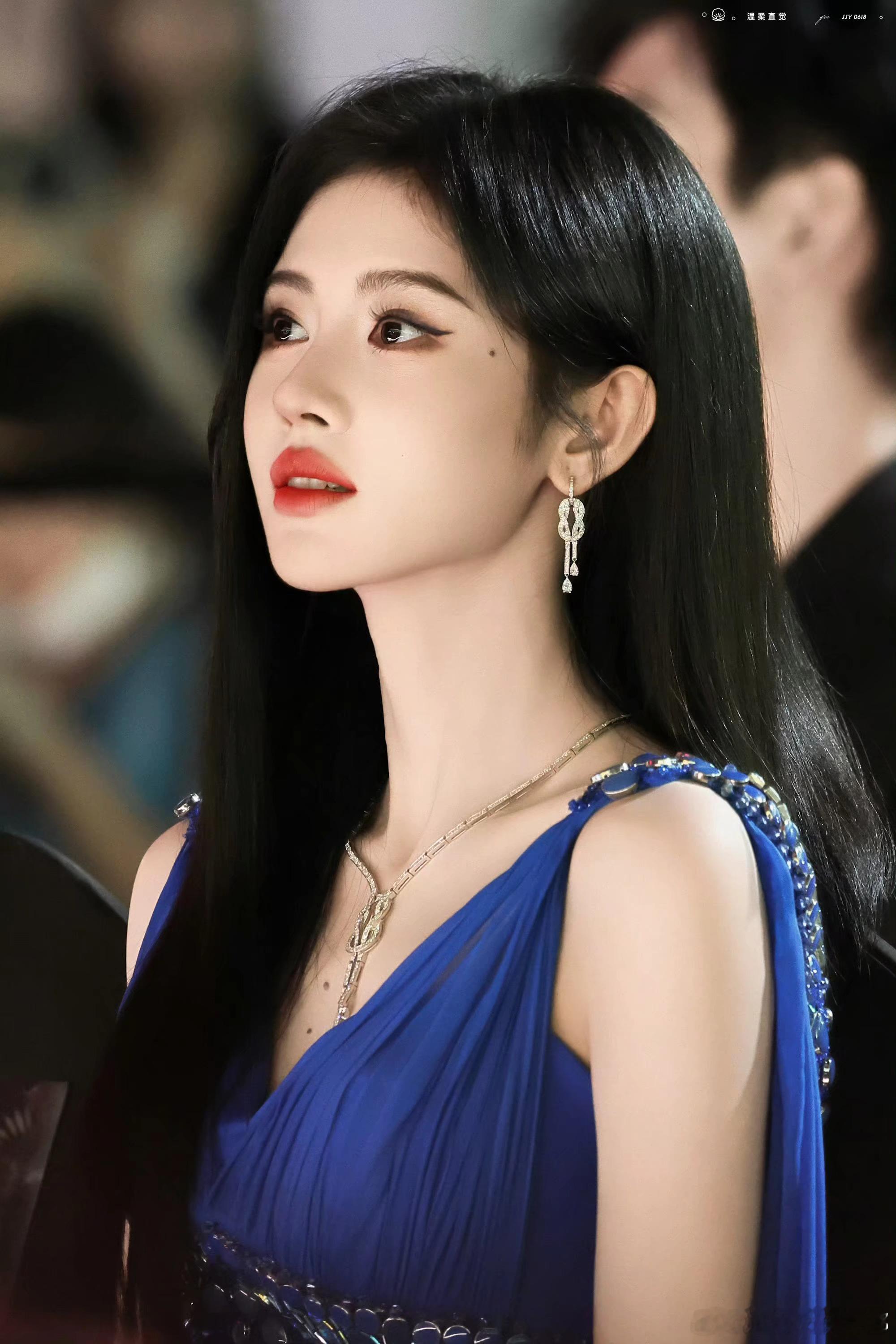 鞠婧祎完全美神降临来的！太权威了 