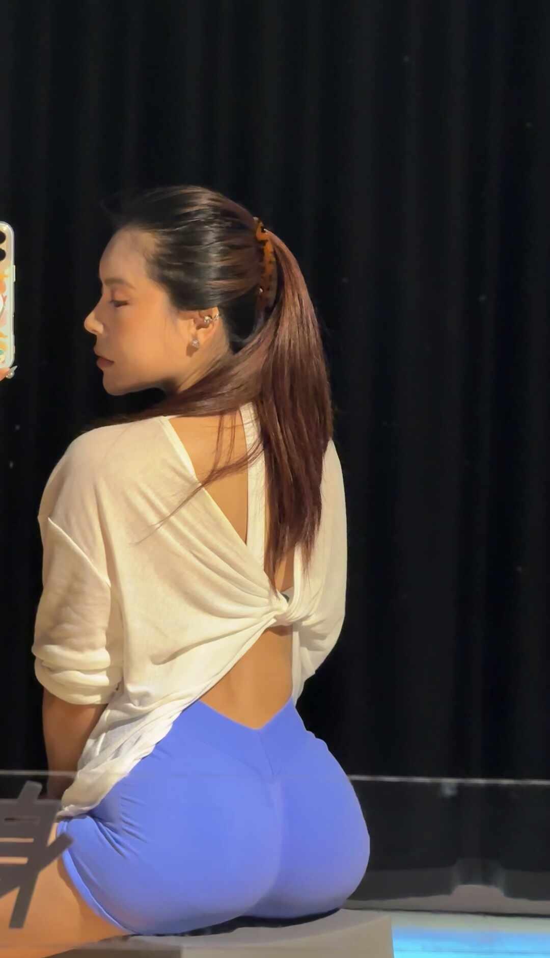 运动女孩儿的对镜自拍
姐妹们 咱就是说练完臀腿不拍照真的太可惜了对镜自拍 运动让