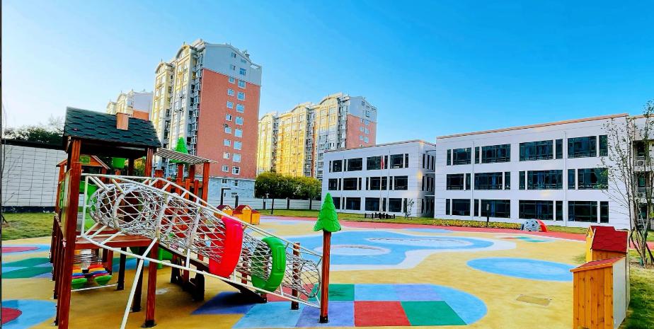 当年挤破头考上的幼师编制，如今竟要靠换尿布、冲奶粉保住饭碗！

本以为捧着铁饭碗