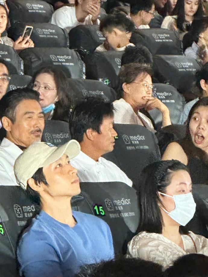 #解密首映礼来了好多人#  电影《解密》首映礼来了好多人啊！周润发夫妇、陈道明、
