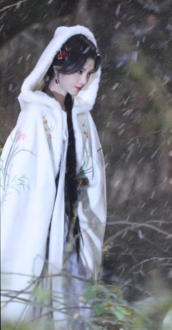 鞠婧祎·露芜衣雪天里的白斗篷，被露芜衣美到就是这么轻易的事🥰🥰🥰 