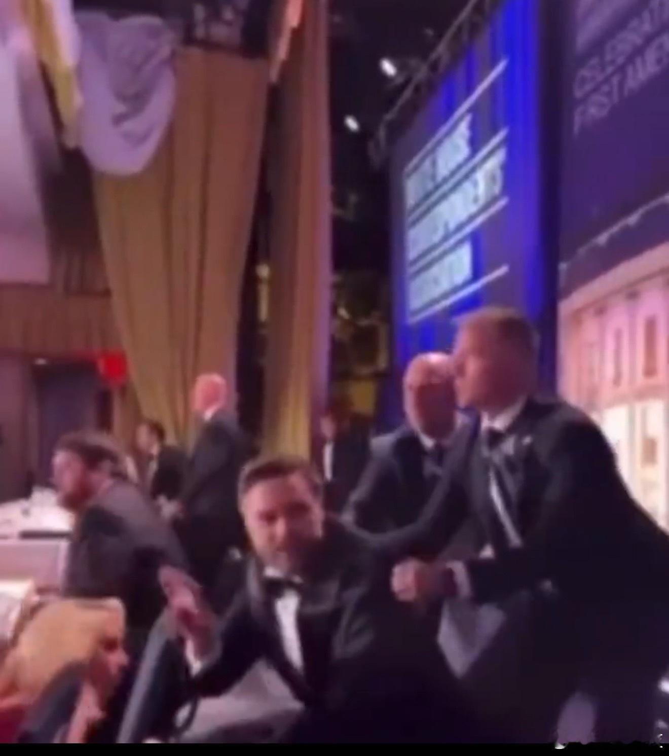 特朗普撤离白宫记者晚宴时疑摔倒有意思了，特勤人员先保护万斯，再保护懂王，这下万斯