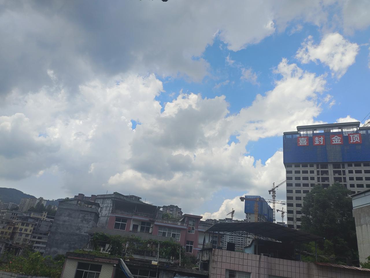 晒图笔记大赛 云卷云舒，城市天际线下的静谧时光。