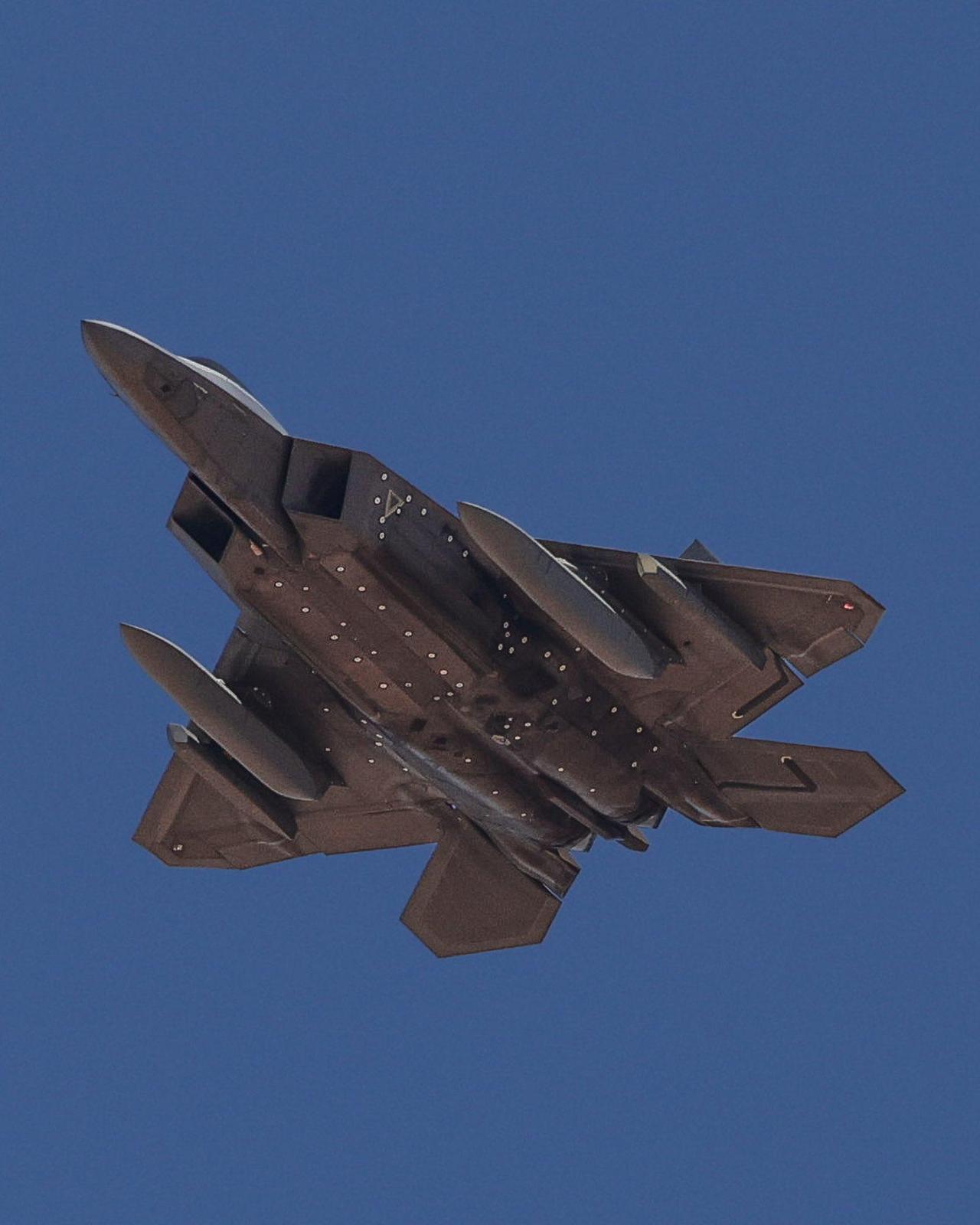 F-22在全新环境里作战，可能需要飞得更远，那就要携带副油箱；也可能需要强化环境