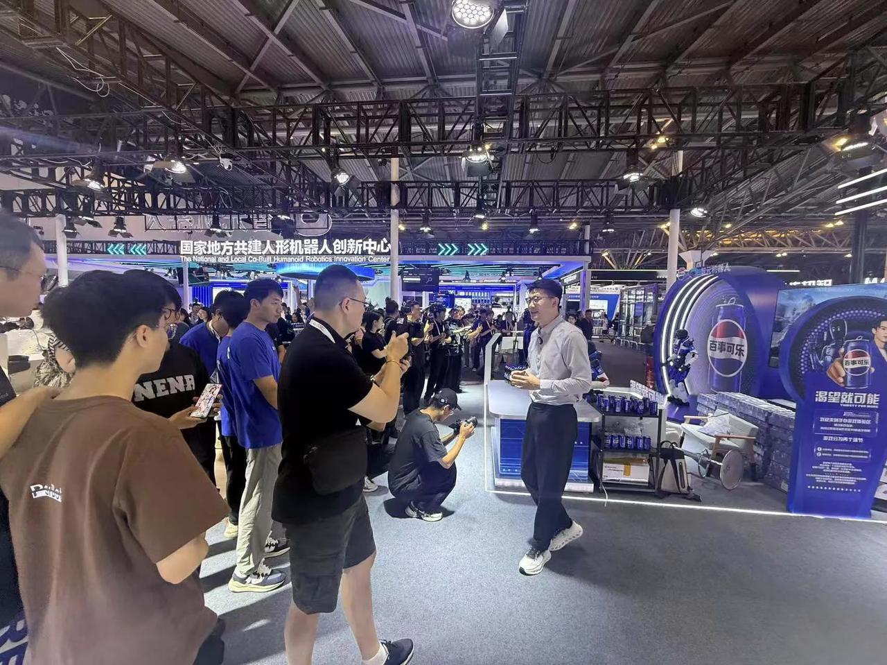 家人们谁懂啊！在WAIC2025看到智元机器人组团出道，这体验简直绝了！
 
一