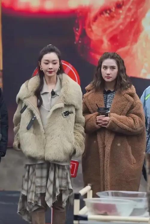 宋轶太会造型了！宋轶这身穿搭很吸精，完胜何超莲！
#你觉得宋轶美吗# 
#宋轶造