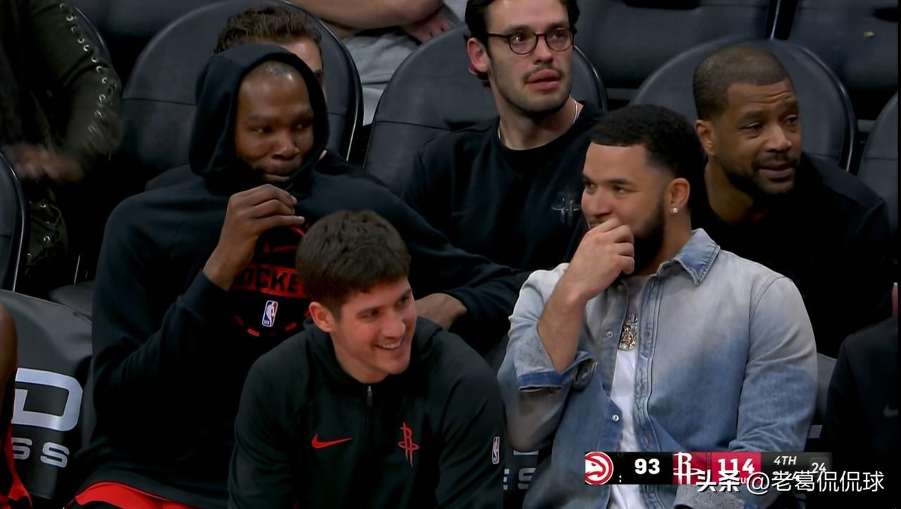 在今天火箭主场迎战老鹰的比赛中，发生了特别和谐的一幕。当时比赛进行到了第四节的2