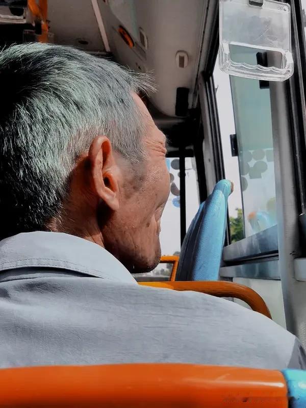 公交车上大爷“为老不尊”这事儿得分情况看。像重庆那老头在公园猥亵小女孩，这绝对不