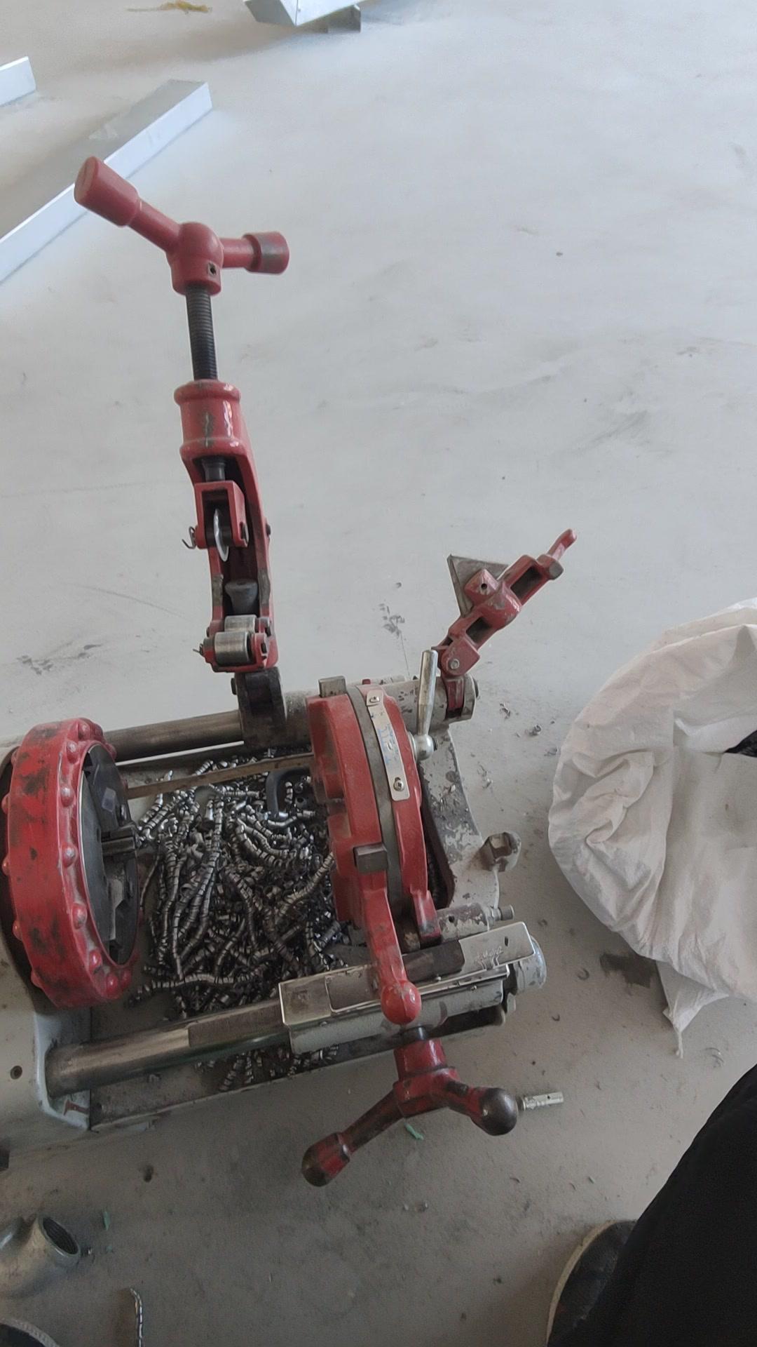 💡水电工教你一招！套丝机换板牙原来这么简单！
先把调四口的支具搞松，这样就能方