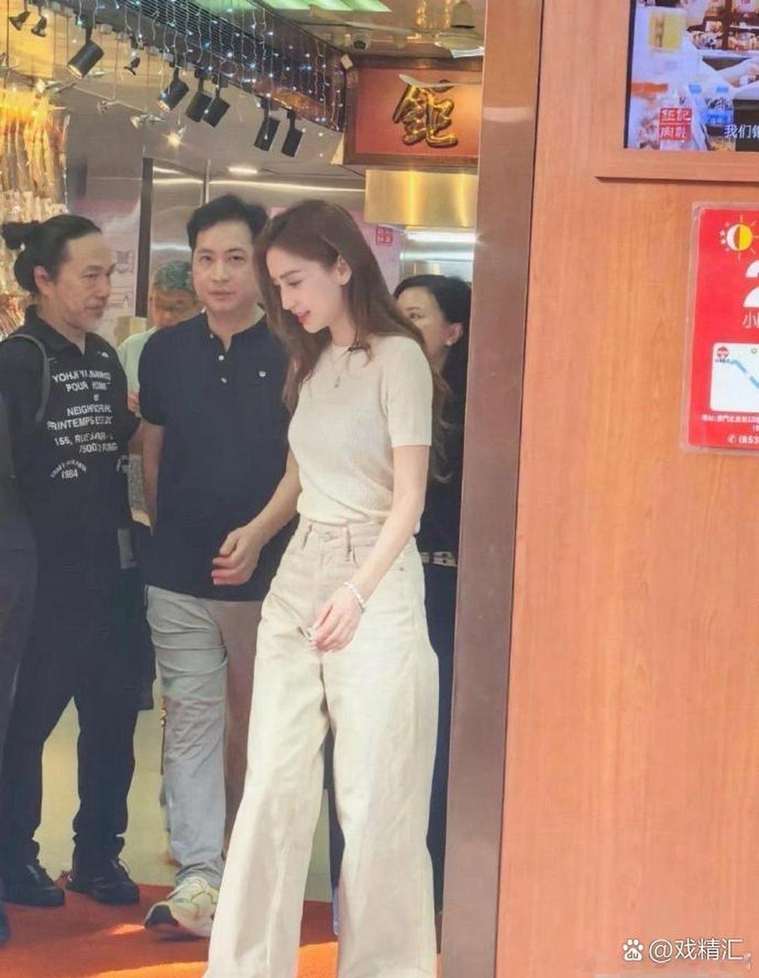 明星确实不一样啊，baby真的好白好瘦好漂亮 