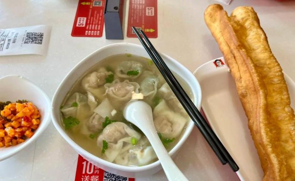 表弟在万达广场开了一家馄饨店，雇了个女员工，工资 3000 块。生意非常好，干了