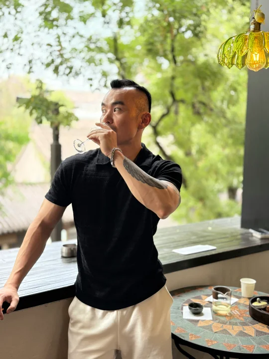 西安街头、惊现老钱风大叔🧍‍♂️