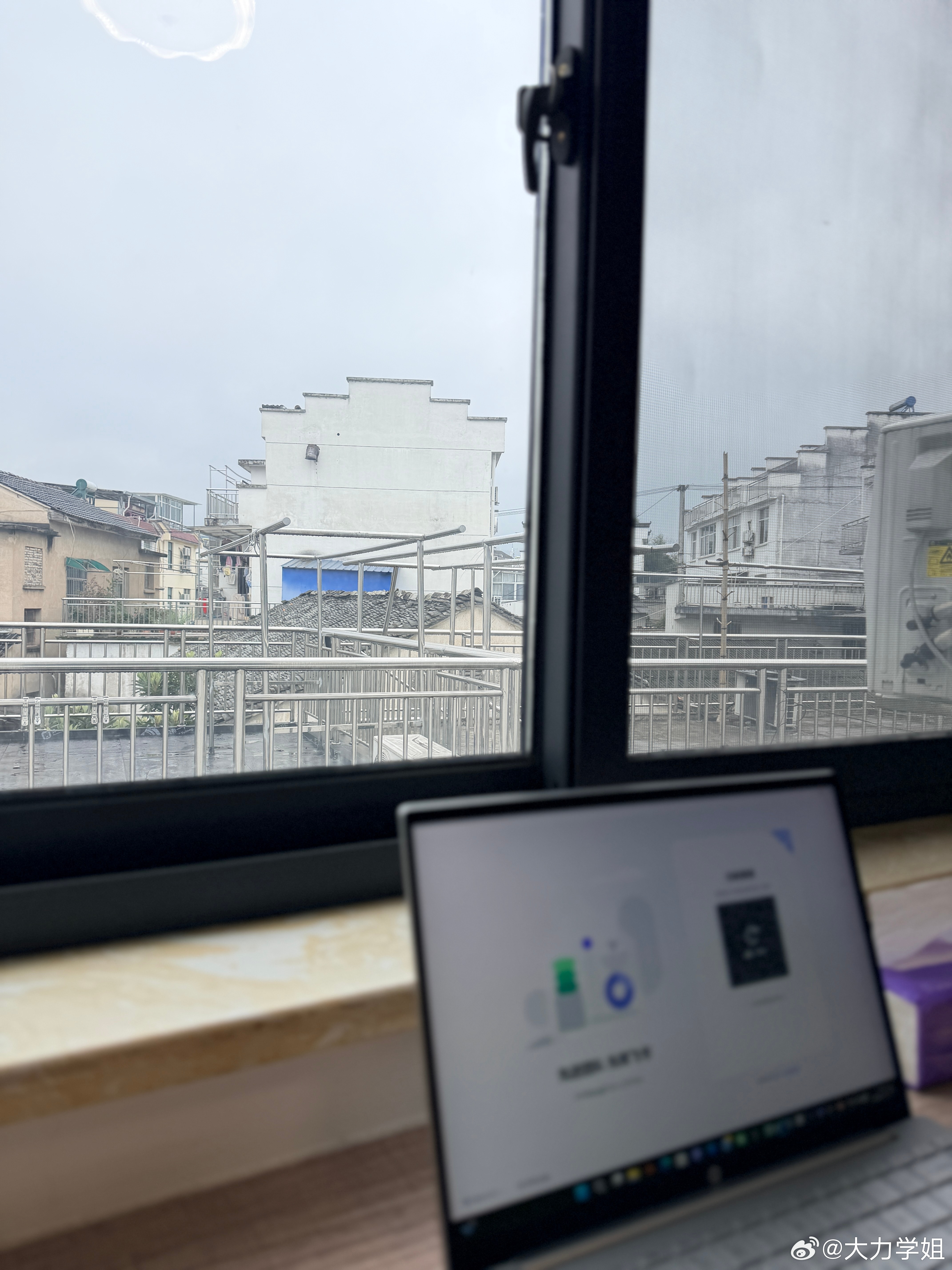 这几天住在小姨家总算连上了网络以前没发现抬头看了看窗外这样的工作环境我还挺喜欢的