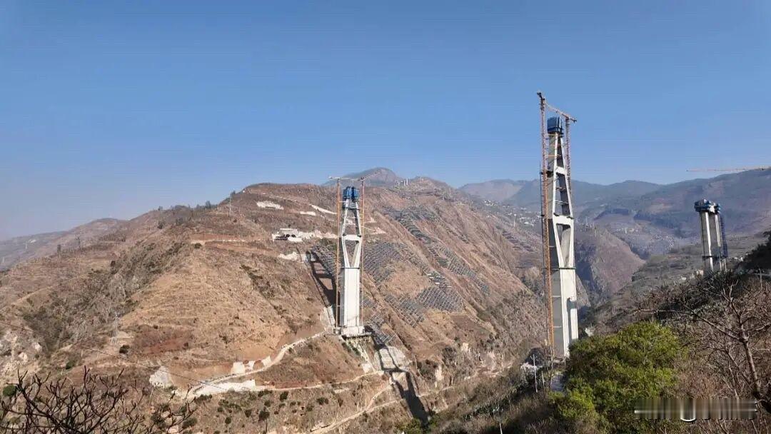 （鲁甸-巧家）鲁巧高速牛栏江大桥又是一个大工程，在云南修条路真不容易。
这是一条