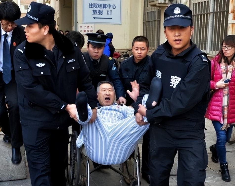 2015年，在京煤集团总医院霸占了病床3年的“钉子户”，被法院强制腾退床位。然而