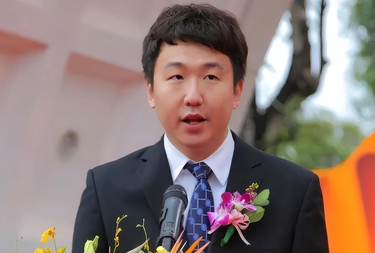 许家印的两个儿子均被判有期徒刑。但他的大儿子许智健人在加拿大，刑罚如何执行？
中