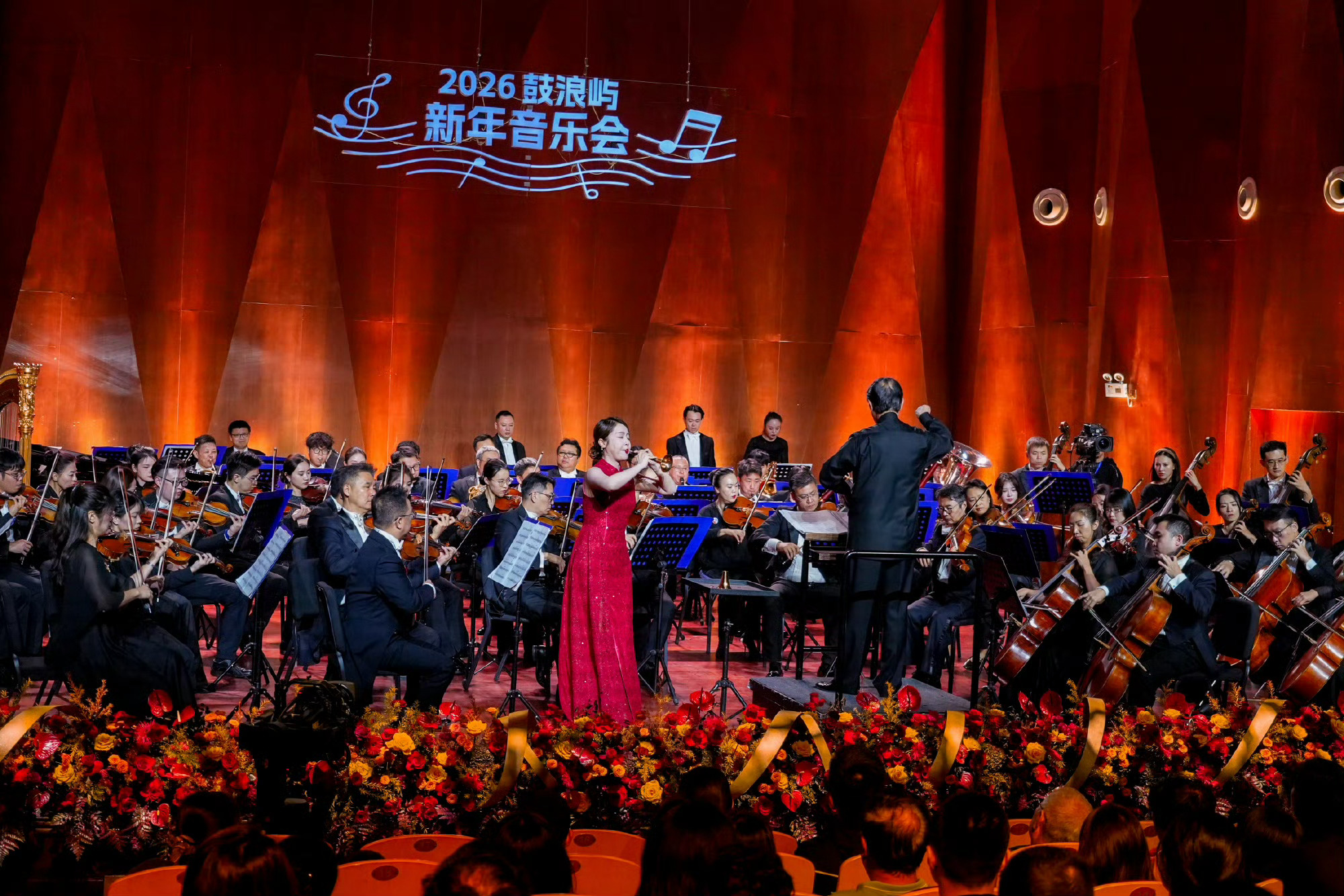 在鼓浪屿听音乐会好浪漫海浪拍打着礁石当背景音，鼓浪屿的音乐厅里旋律流淌，音符和海