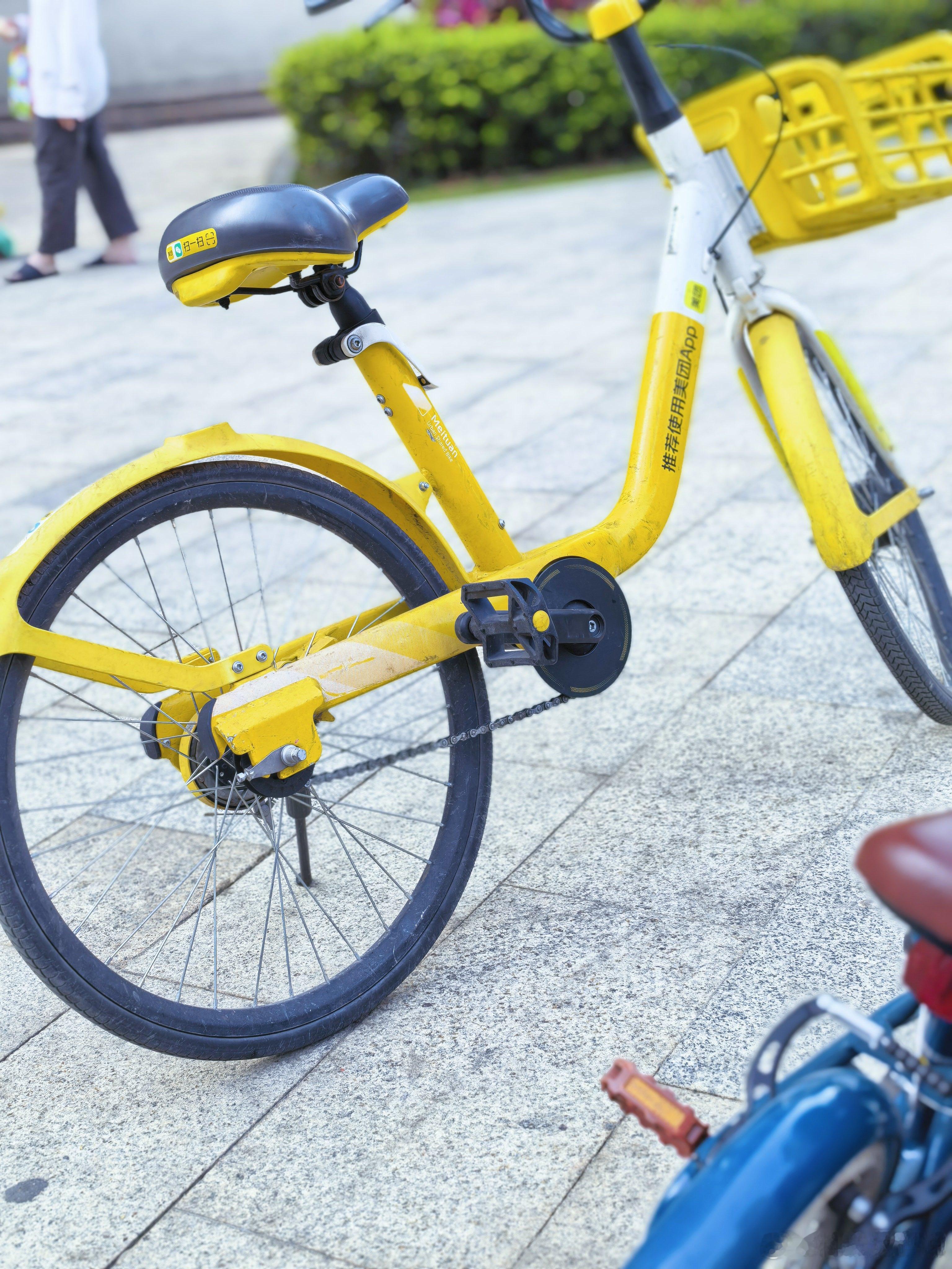 扫了个共享单车陪我儿子骑车小黄车还挺好骑踩起来挺轻的你多久没骑共享单车了？ 