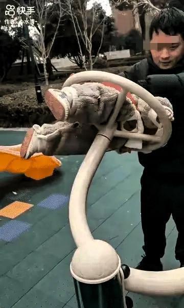 “老太太在小区广场带孙子，因为要去卫生间，就把几个月大的宝宝托付给同栋楼的邻居男