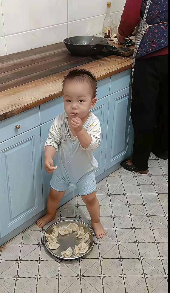 童言无忌，开心最可贵。
吃在嘴里，尿在盘中。
吃饭撒尿俩不误。