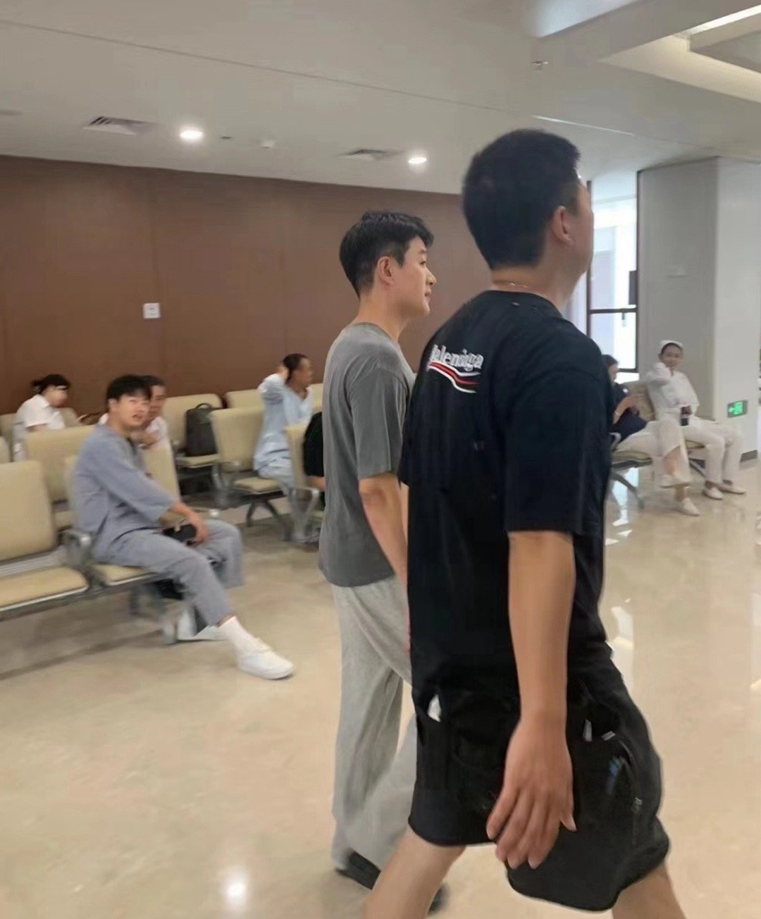 医院偶遇佟大为他真的不会老的感觉，这是看病还是拍戏？[傻眼] ​​​