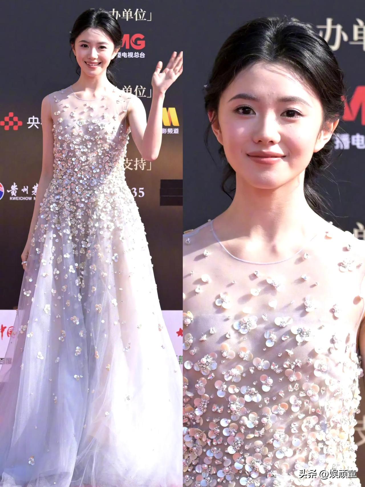 中国电影盛典，演员红毯结集，透露出女人衰老的迹象就是脸部肌肉往下垂，到了腮帮子的