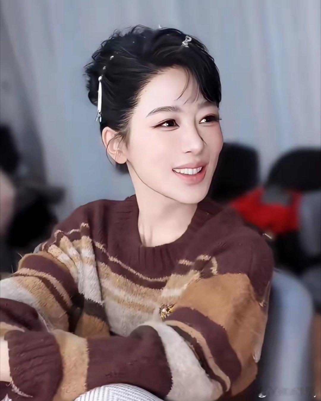 看到杨紫那么欢乐，我也莫名的笑起来。 