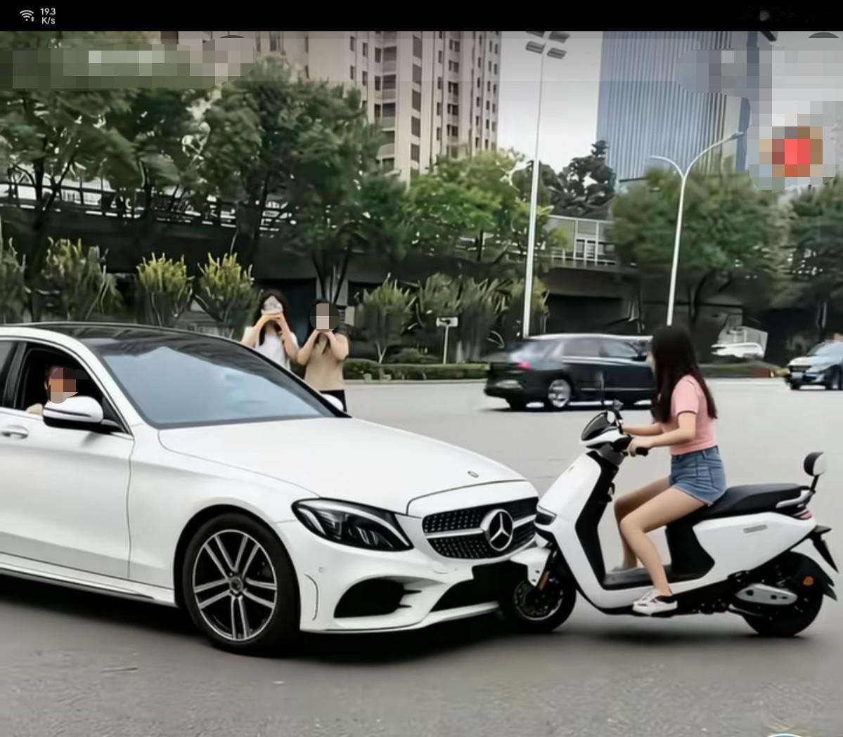 前天，在公司楼下发生了一件奔驰轿车与电动对峙的事件，整整半个多小时互不相让，直到