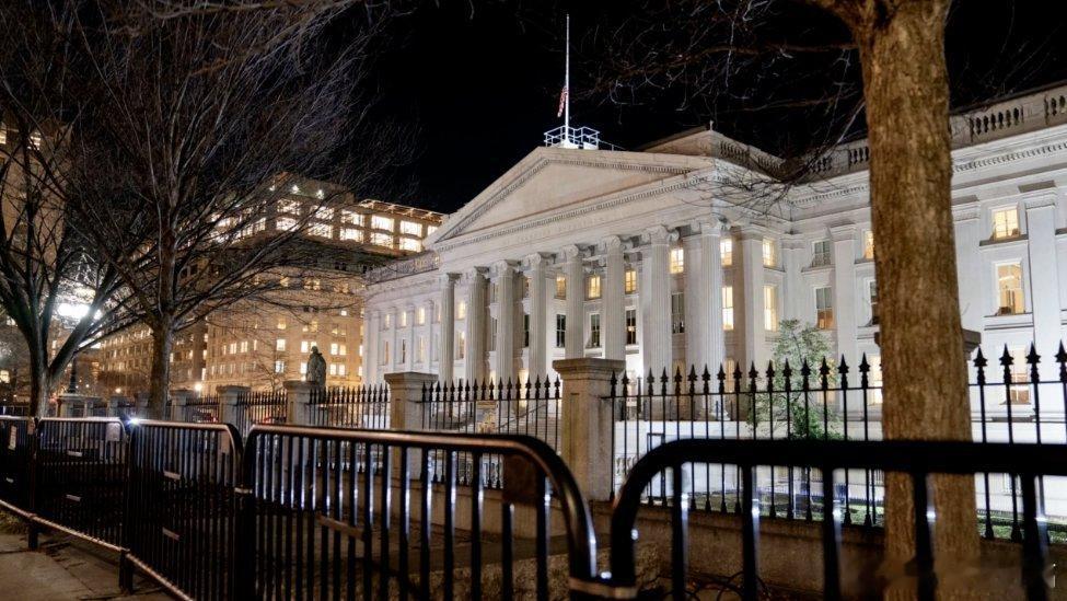 凤凰新闻【10月日本、英国增持美债超百亿美元，中国持仓大降118亿美元】据美国财