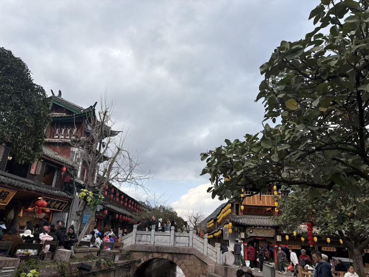 春日生活打卡季 春日去丽江，那美景简直绝了。丽江古城里，青石板路蜿蜒曲折，两旁是