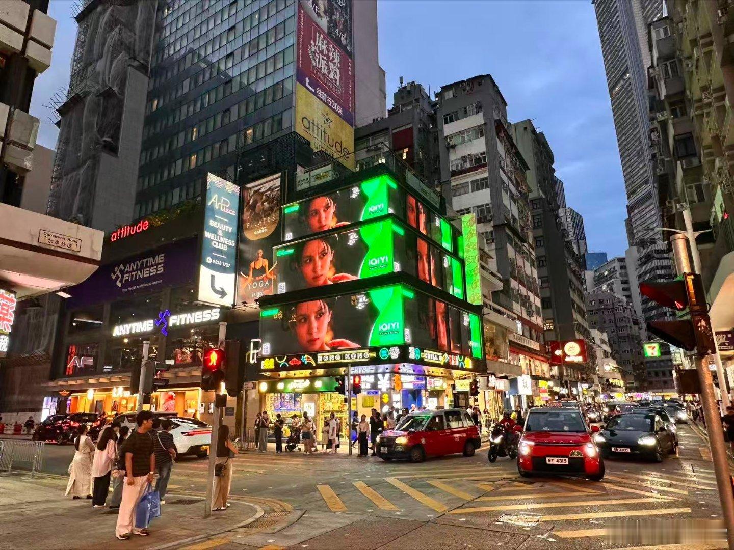 一瓯春《一瓯春》排面直接拉满✨亮相香港核心商圈大屏，爱奇艺宣发真的舍得投入。繁华