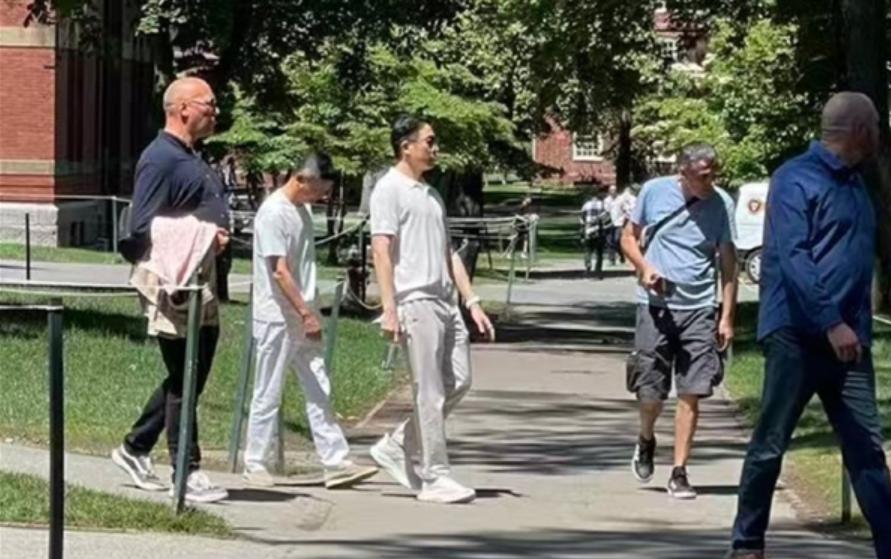 前两天，马老师还在杭州挽裤腿下田插秧，转头就被网友偶遇低调现身美国麻省理工与哈佛