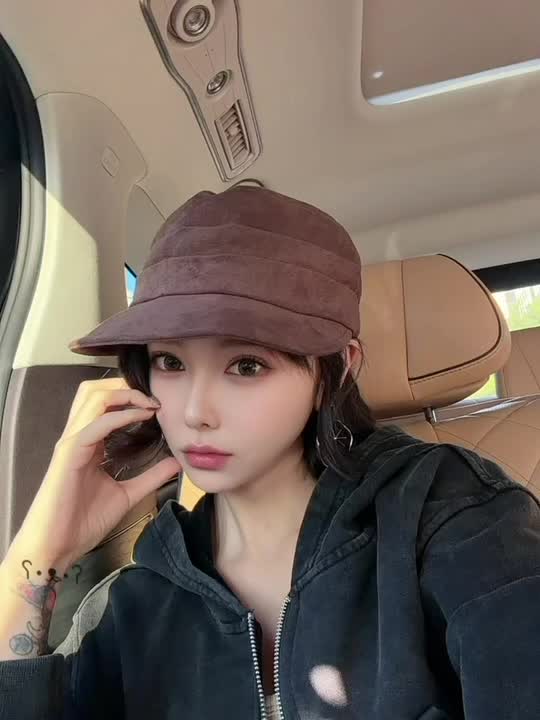 车内拍照 短发女生