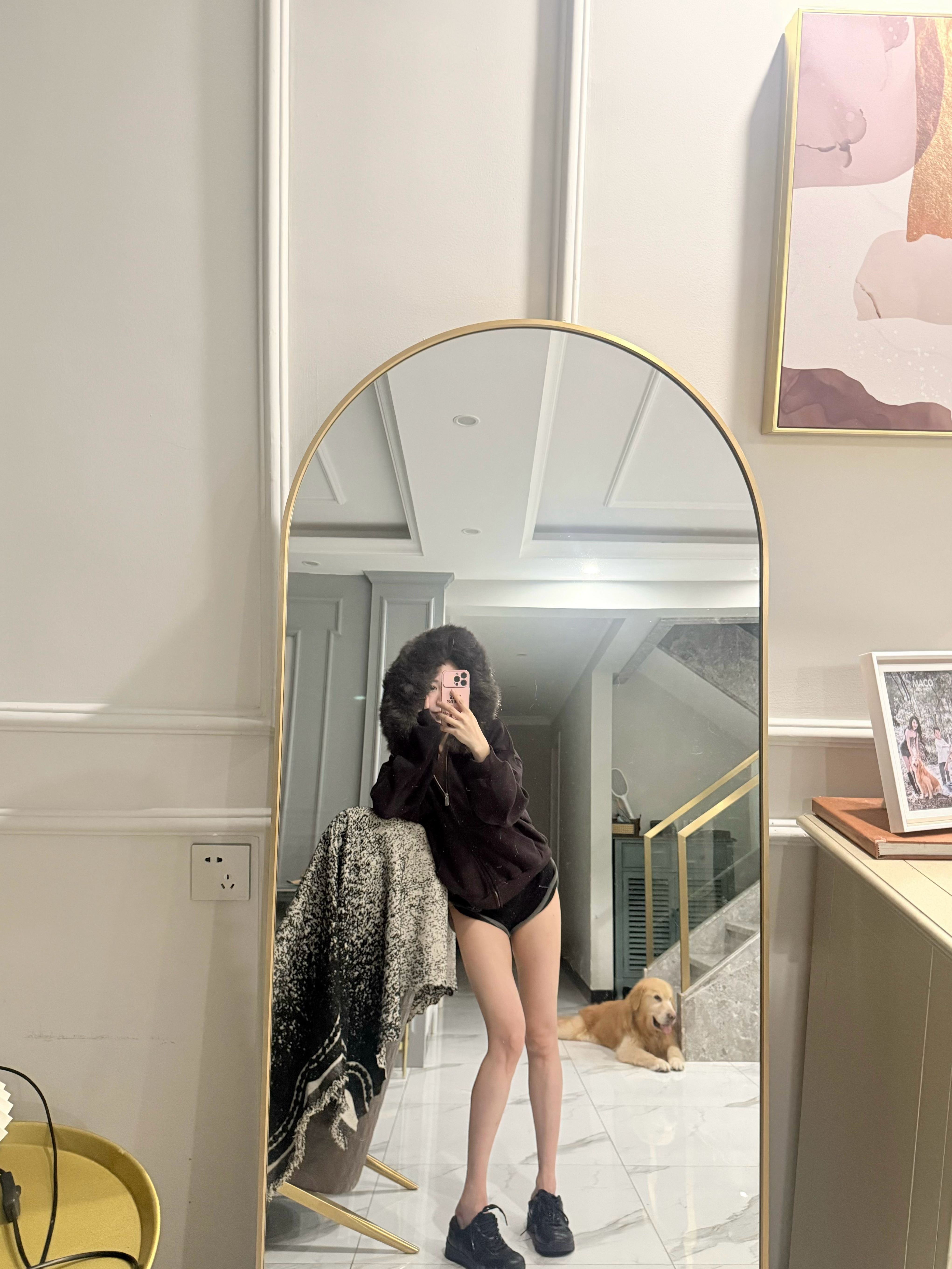 姐妹们不知道还有没有 这件也超绝 颜色超好看 上身巨显白！遛完狗狗回来拆开随便一
