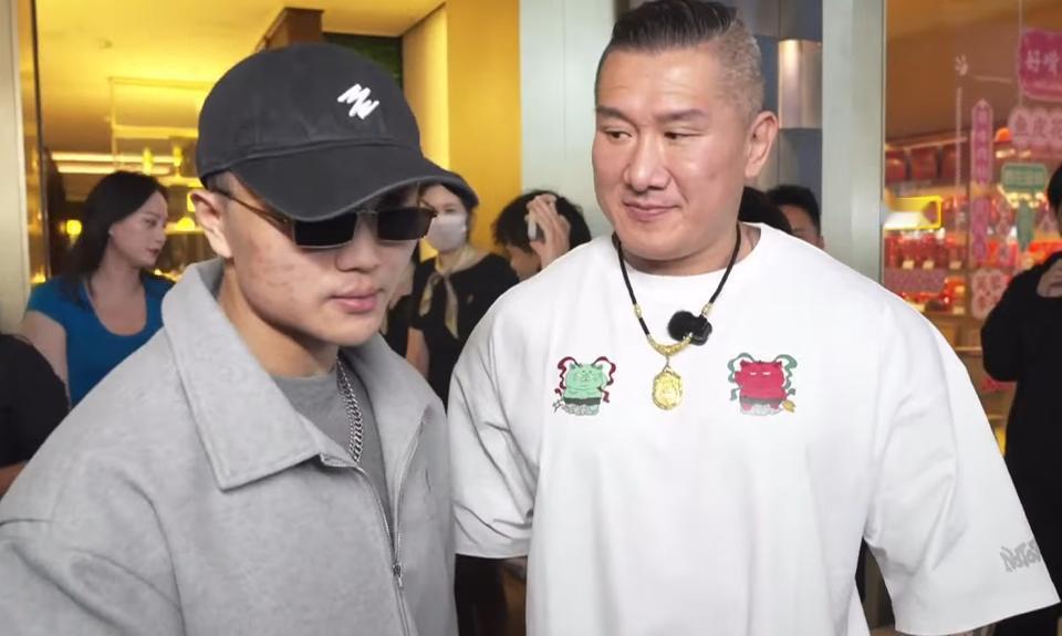 馆长这是有阴影了吗？看到晚上戴墨镜合影的朋友，眼神都变了！

记得馆长平时合影，